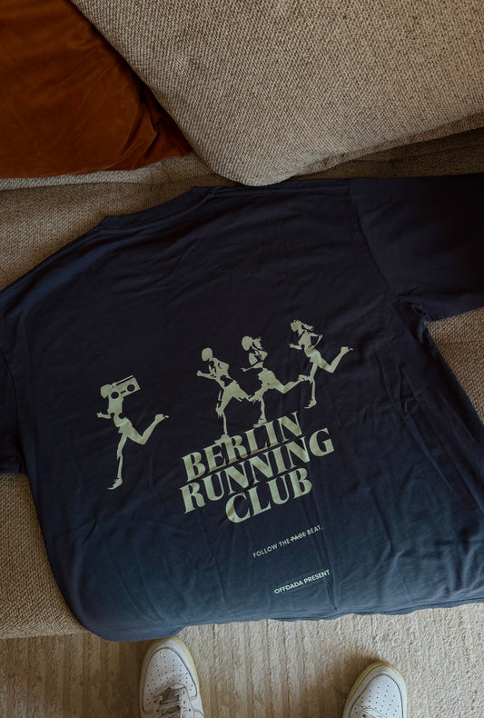 BERLIN RUNNING CLUB TEE IN DARK GRAY