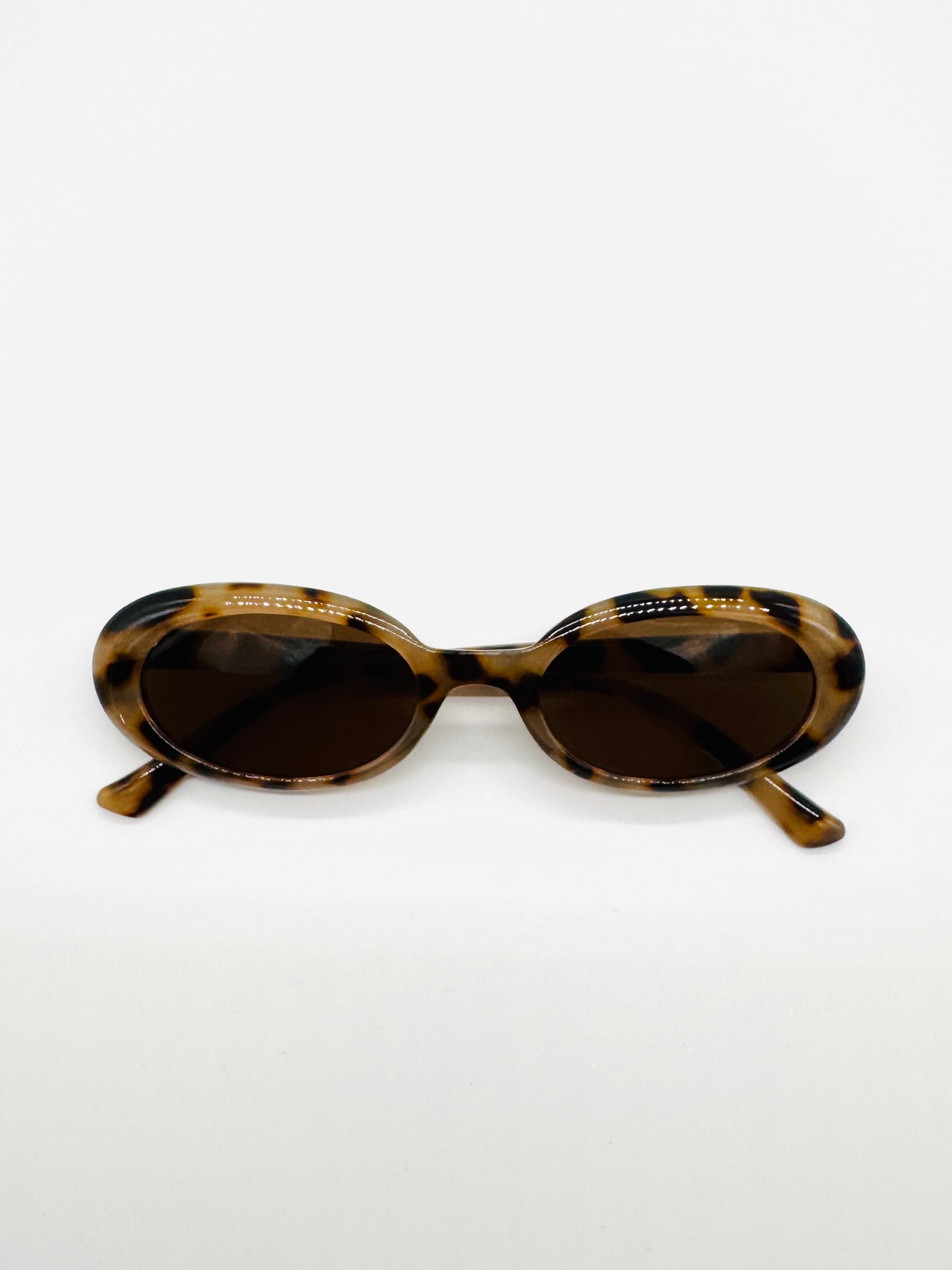 AUBE. CAT EYE SUNGLASSES IIN BROWN