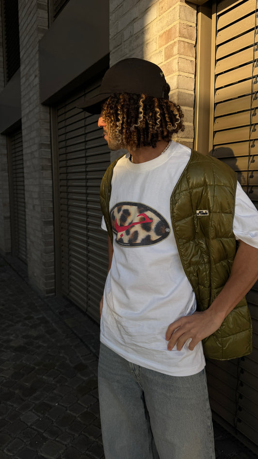HUBB LOVE ARABIC LEO TEE IN WHITE